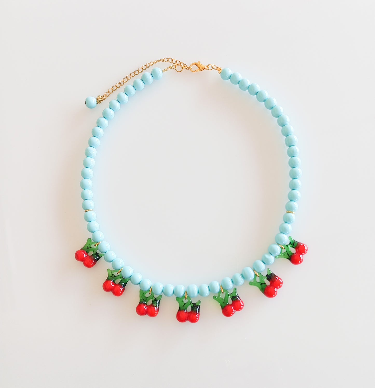 שרשרת חרוזי טורקיז עם דובדבנים