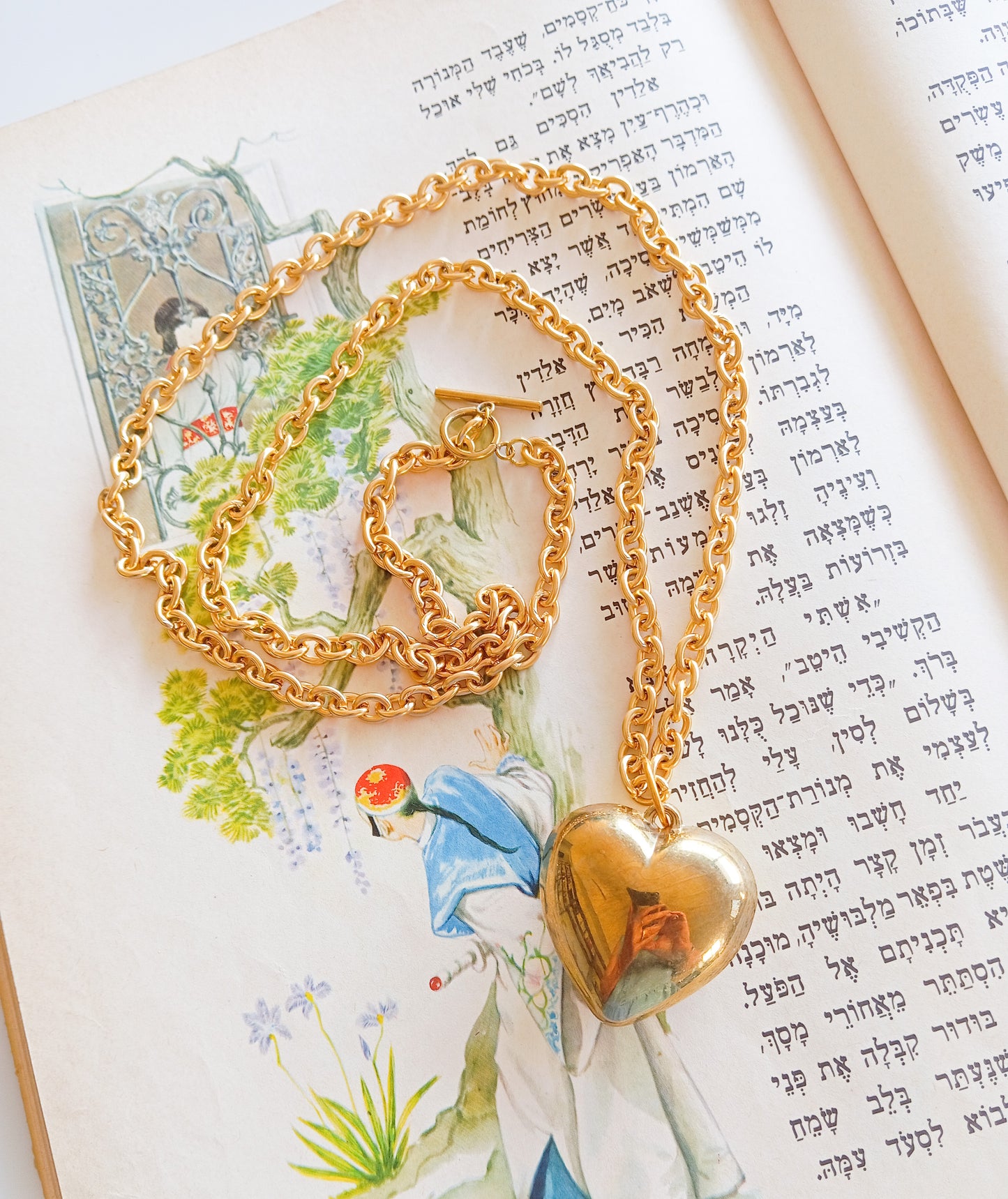 לב זהוב גדול על שרשרת ארוכה מוזהבת עם סוגר טוגל
