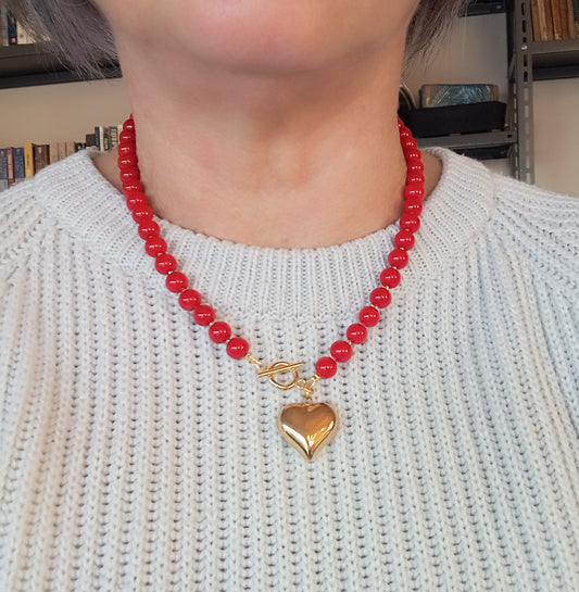שרשרת חרוזים אדומים עם תליון לב זהב