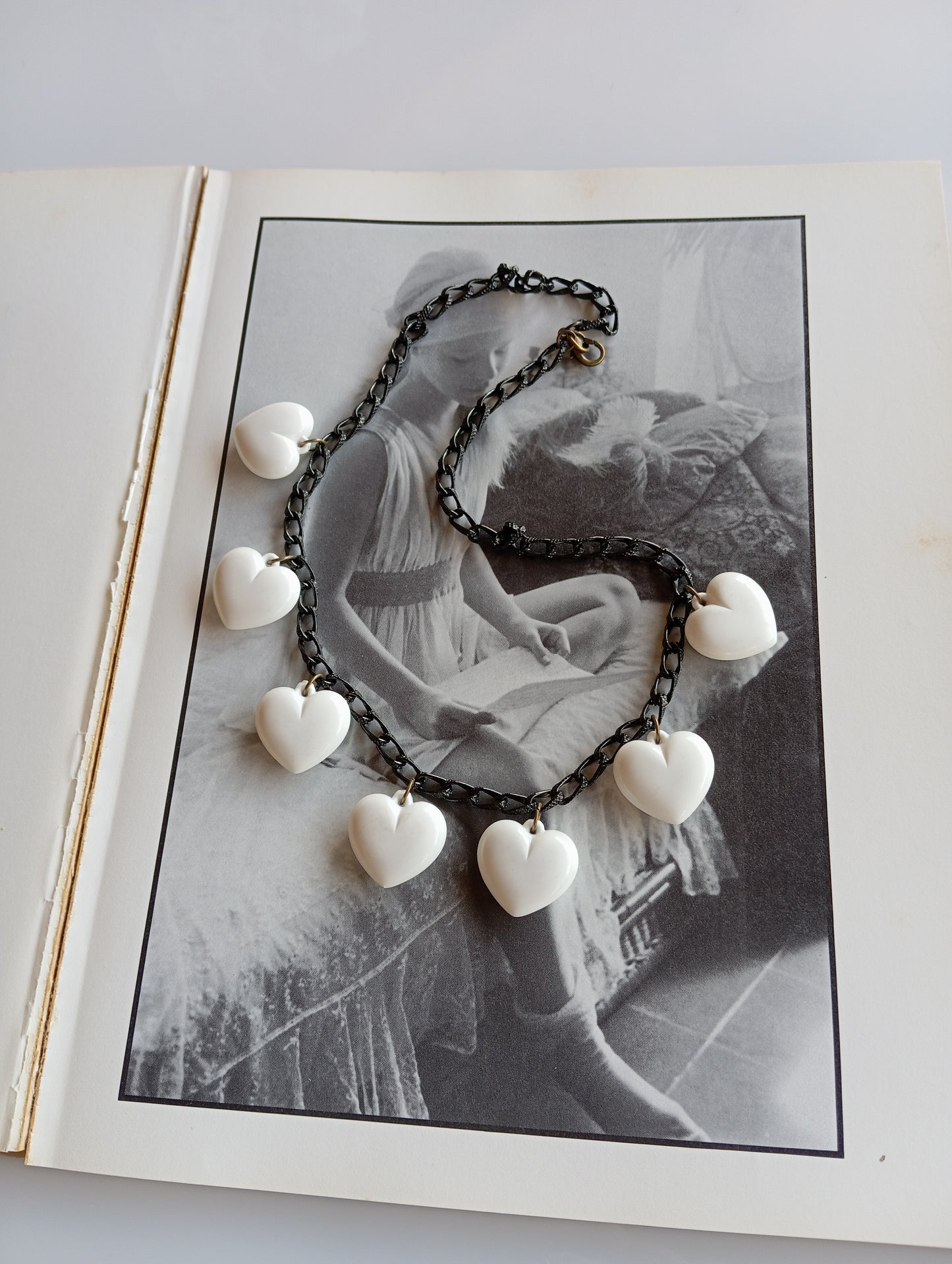 שרשרת חוליות שחורה עם תליוני לב לבנים