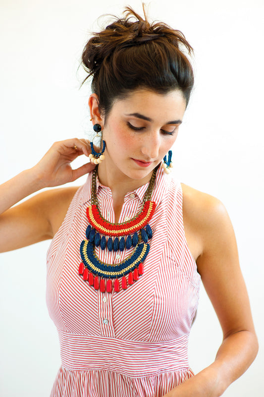 שרשרת סרוגה עם נטיפות באדום