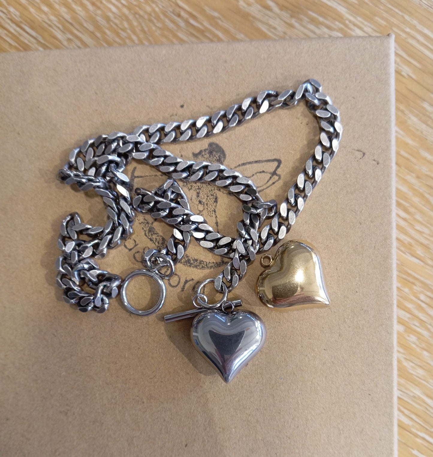 שרשרת חוליה מאורכת בציפוי כסף עם תליון לב אדום תלת מימדי בסגירת טוגל קדמית