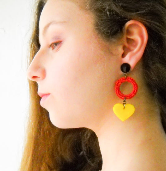 עגילים תלויים עם חישוק אדום ולב צהוב