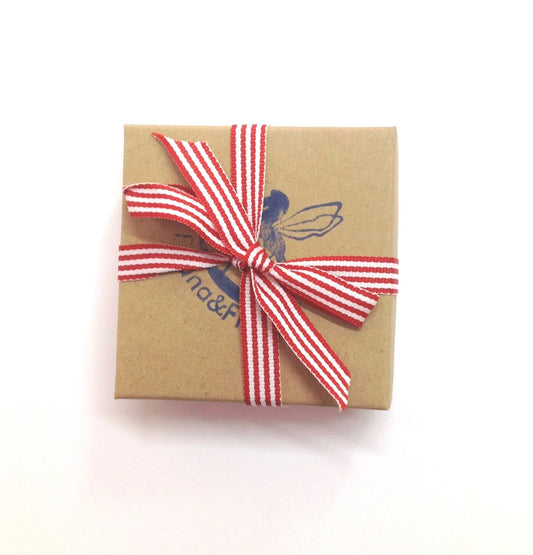 עגילים תלויים כפתור ירוק מלבני ולב וורוד פוקסיה גדול