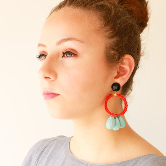 עגילים גדולים עם חישוק אדום ושלושה תליונים בתכלת