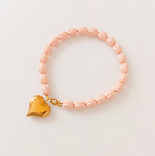 שרשרת חרוזים וורודים עם תליון לב זהב