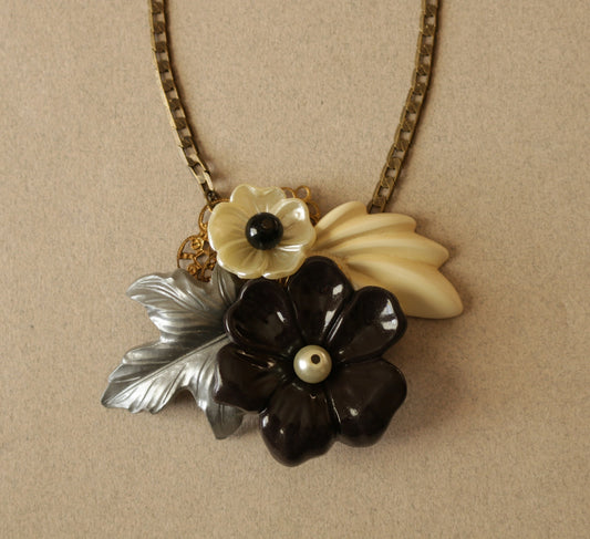 שרשרת פרחים בשחור לבן