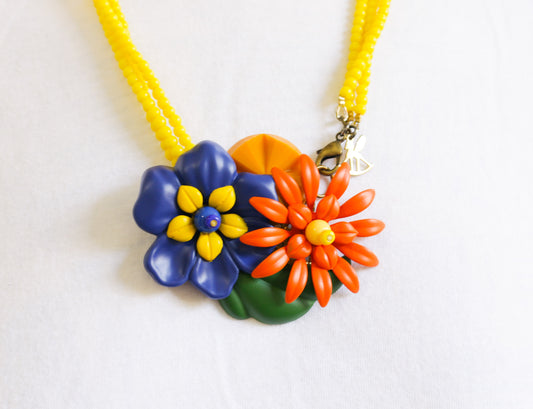 שרשרת חרוזים צהובים עם תליון פרחוני