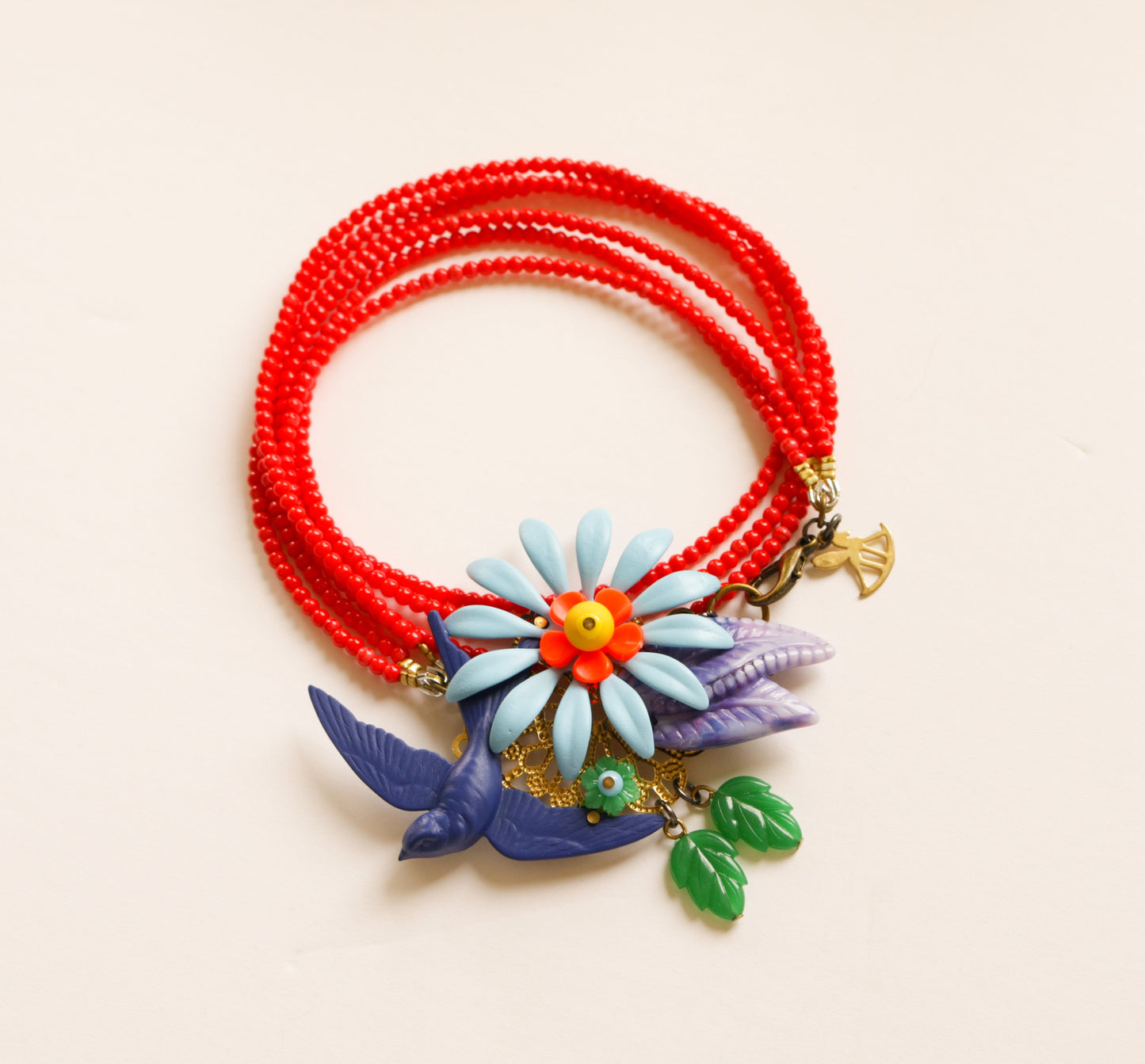 שרשרת חרוזים אדומים קולאז' סנונית ופרחים