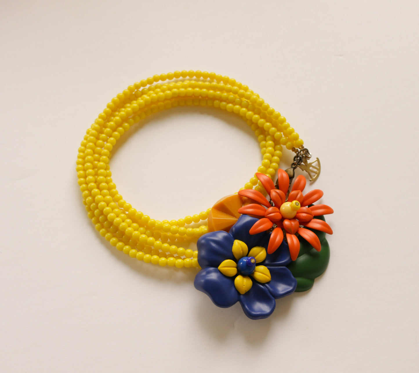 שרשרת חרוזים צהובים עם תליון פרחוני