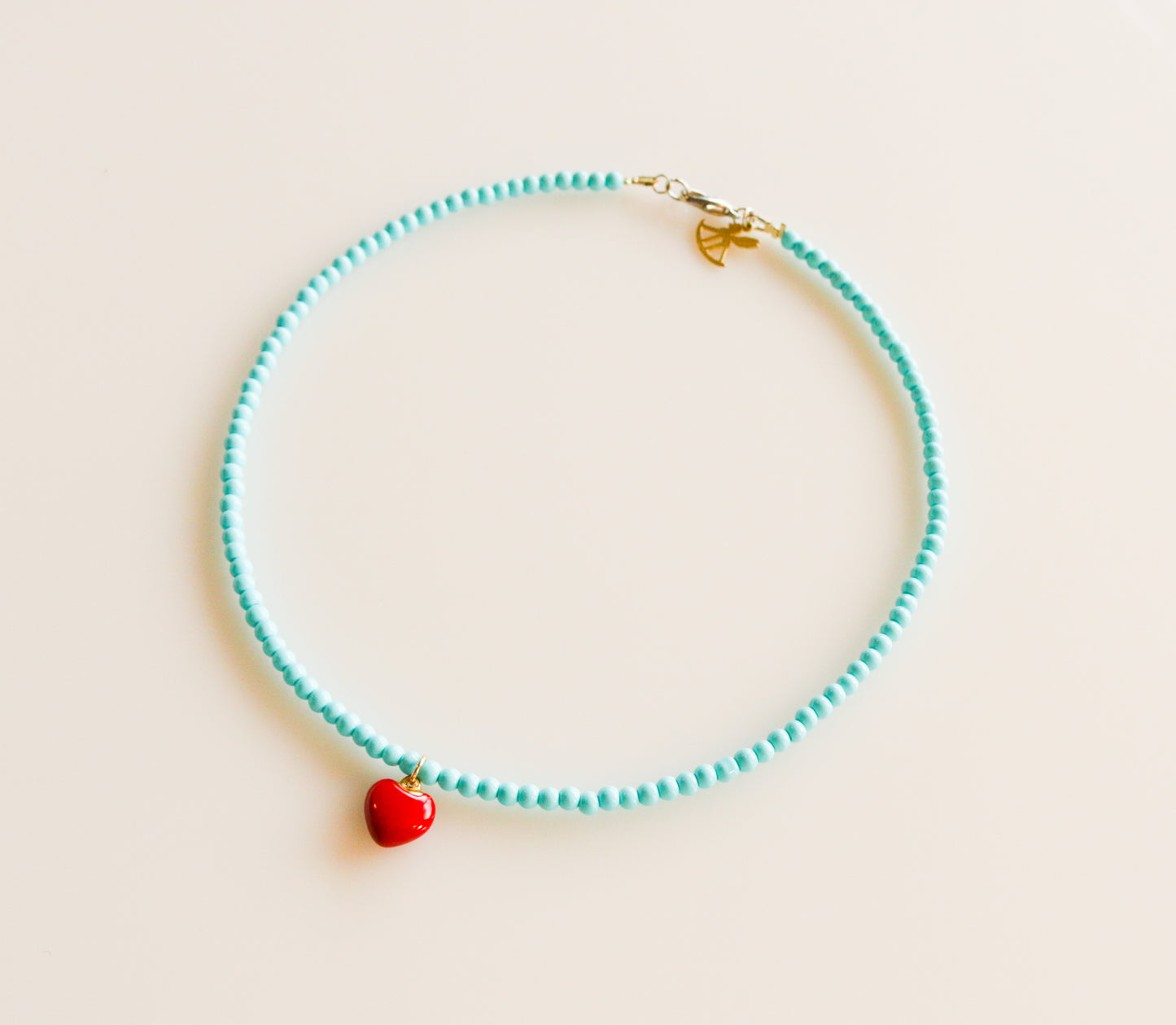 שרשרת חרוזי טורקיז קטנים עם לב אדום או זהוב