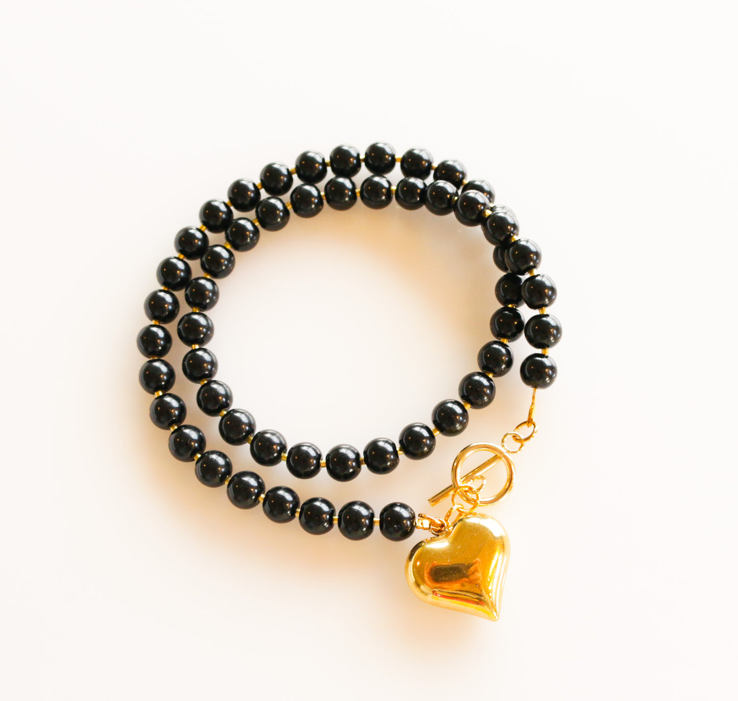 שרשרת חרוזים שחורה עם לב זהוב