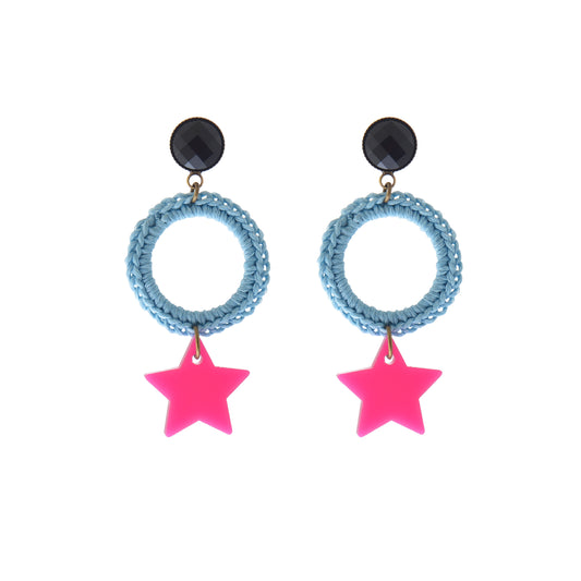 עגילים תלויים עם חישוק תכלת וכוכב פוקסיה