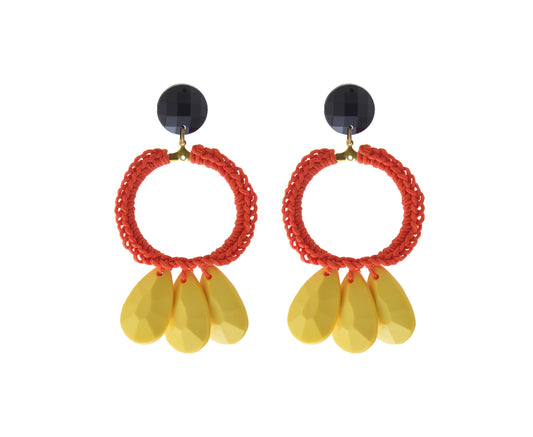 עגילים גדולים עם חישוק אדום ושלושה תליונים בצהוב