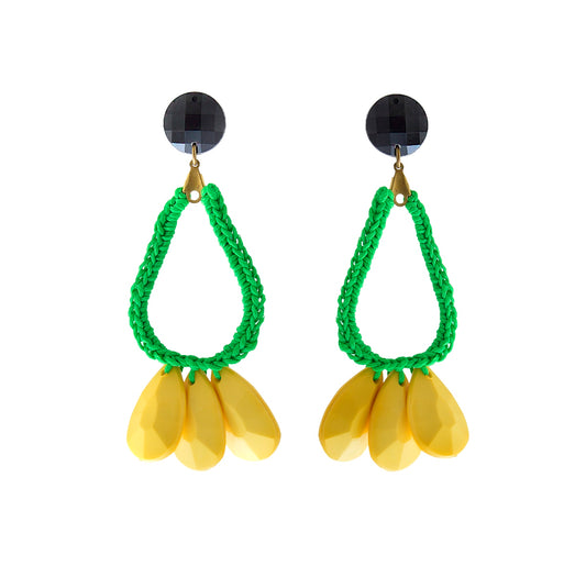 עגילים גדולים עם חישוק טיפה בירוק ושלושה תליונים בצהוב