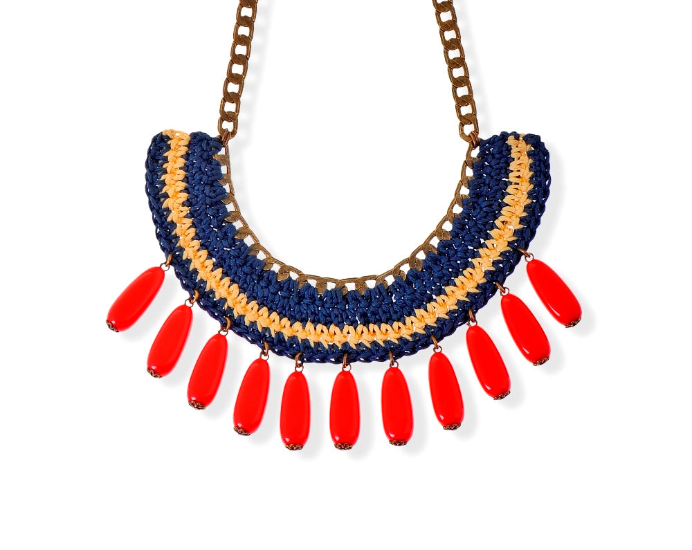 שרשרת סרוגה עם נטיפות באדום