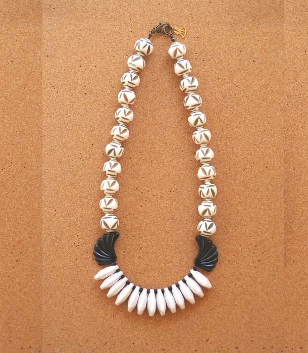 שרשרת בשחור לבן