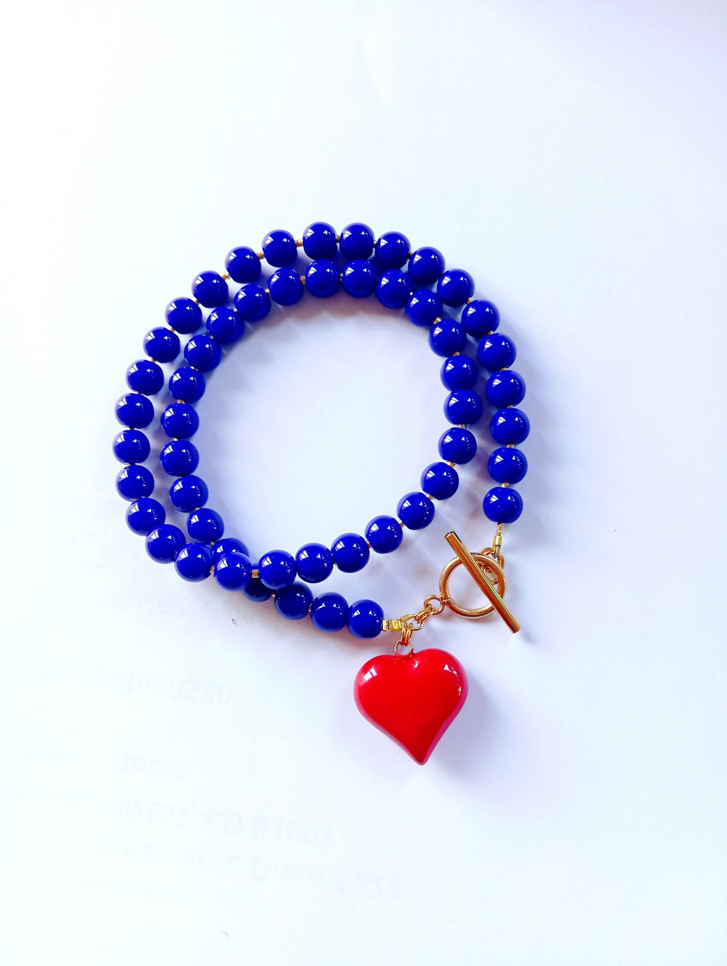 שרשרת חרוזים כחולים עם לב אדום