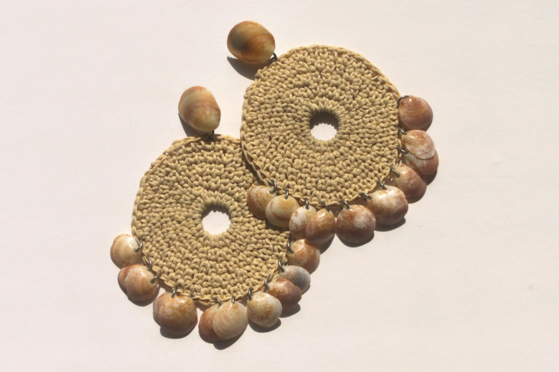 משיכה טבעית: האדם הקדמון ענד תכשיטים