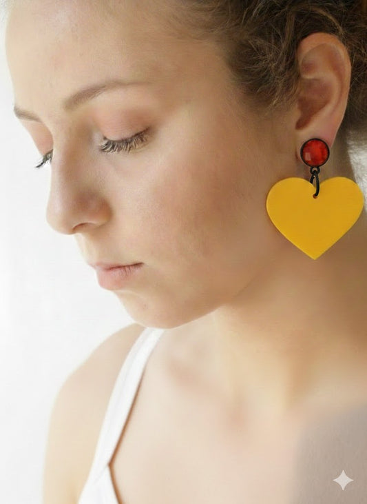 עגילים תלויים כפתור אדום ולב צהוב גדול
