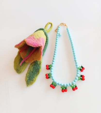 שרשרת חרוזי טורקיז עם דובדבנים