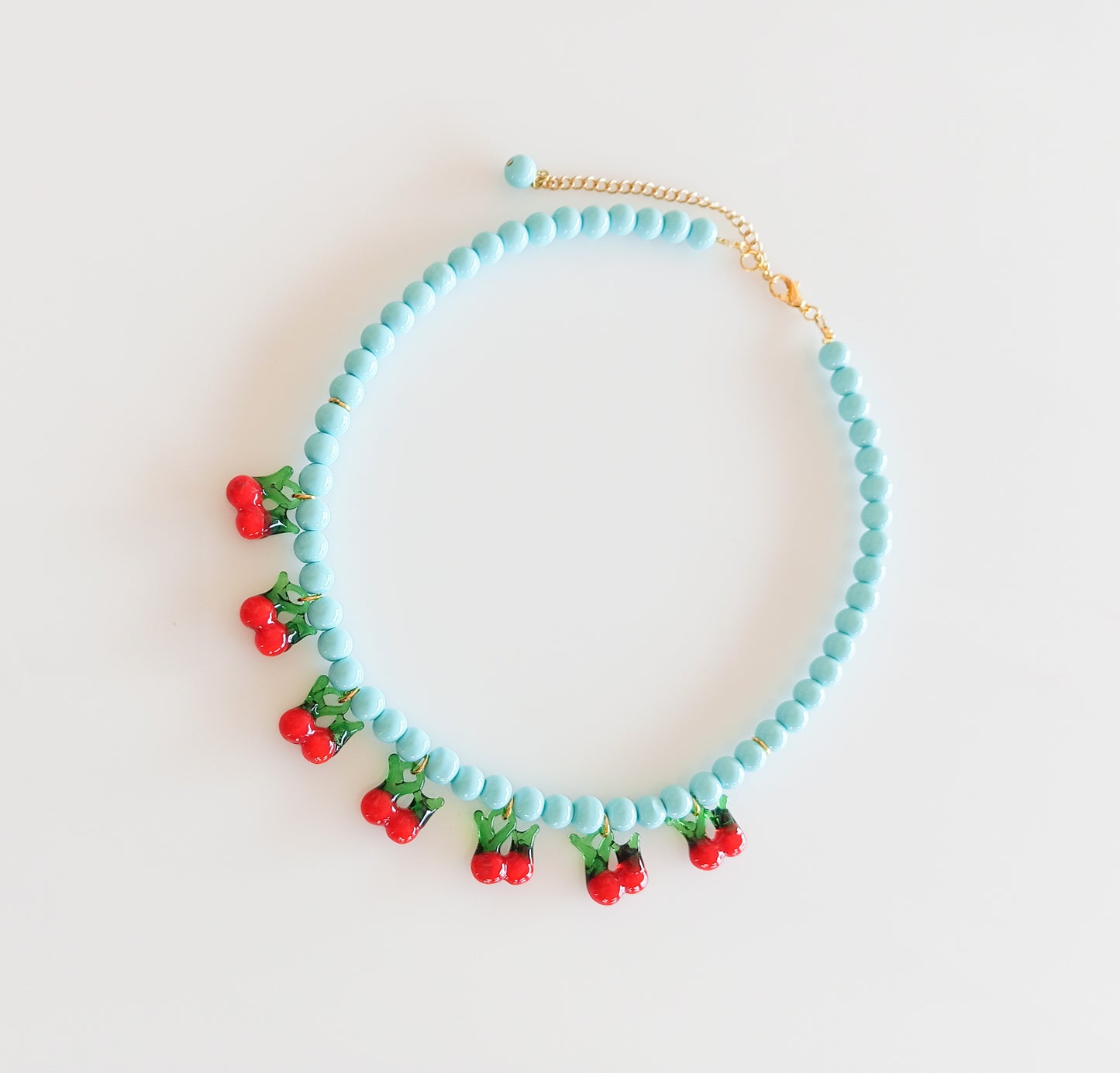 שרשרת חרוזי טורקיז עם דובדבנים