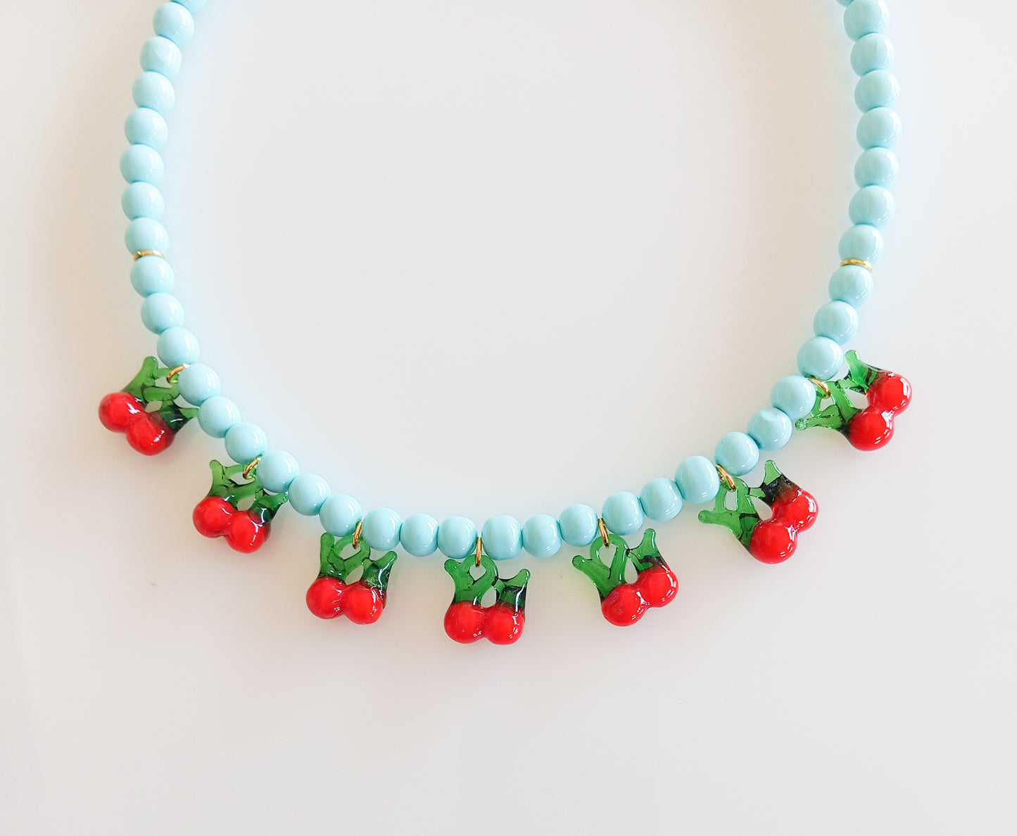 שרשרת חרוזי טורקיז עם דובדבנים