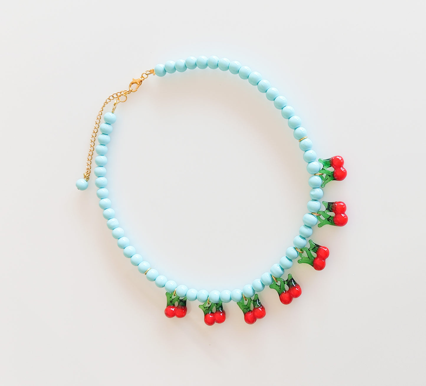 שרשרת חרוזי טורקיז עם דובדבנים