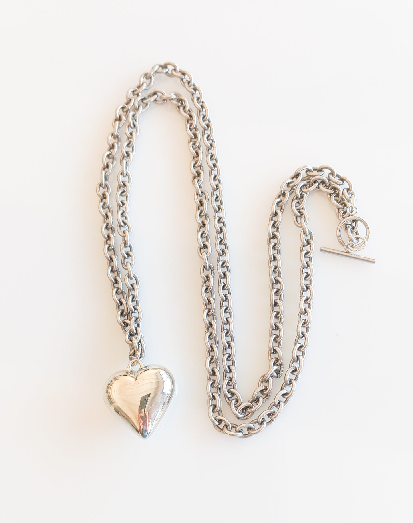 לב כסוף גדול על שרשרת ארוכה מוכספת עם סוגר טוגל