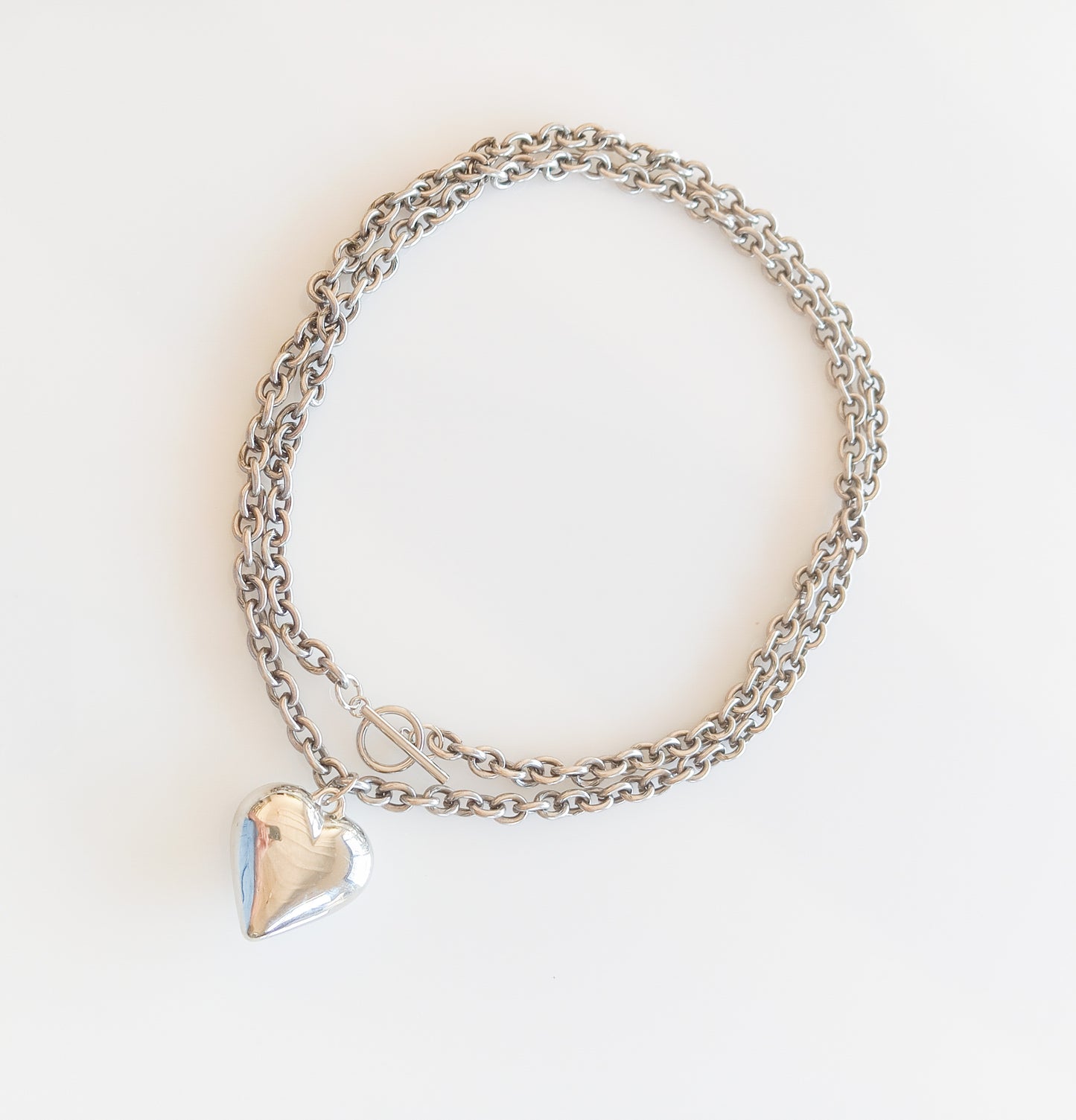 לב כסוף גדול על שרשרת ארוכה מוכספת עם סוגר טוגל