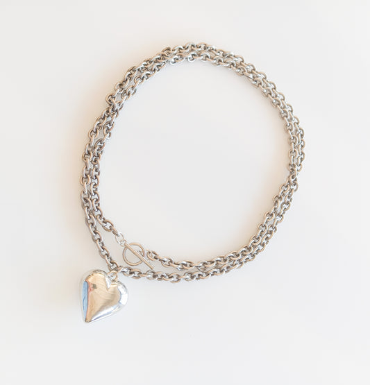 לב כסוף גדול על שרשרת ארוכה מוכספת עם סוגר טוגל