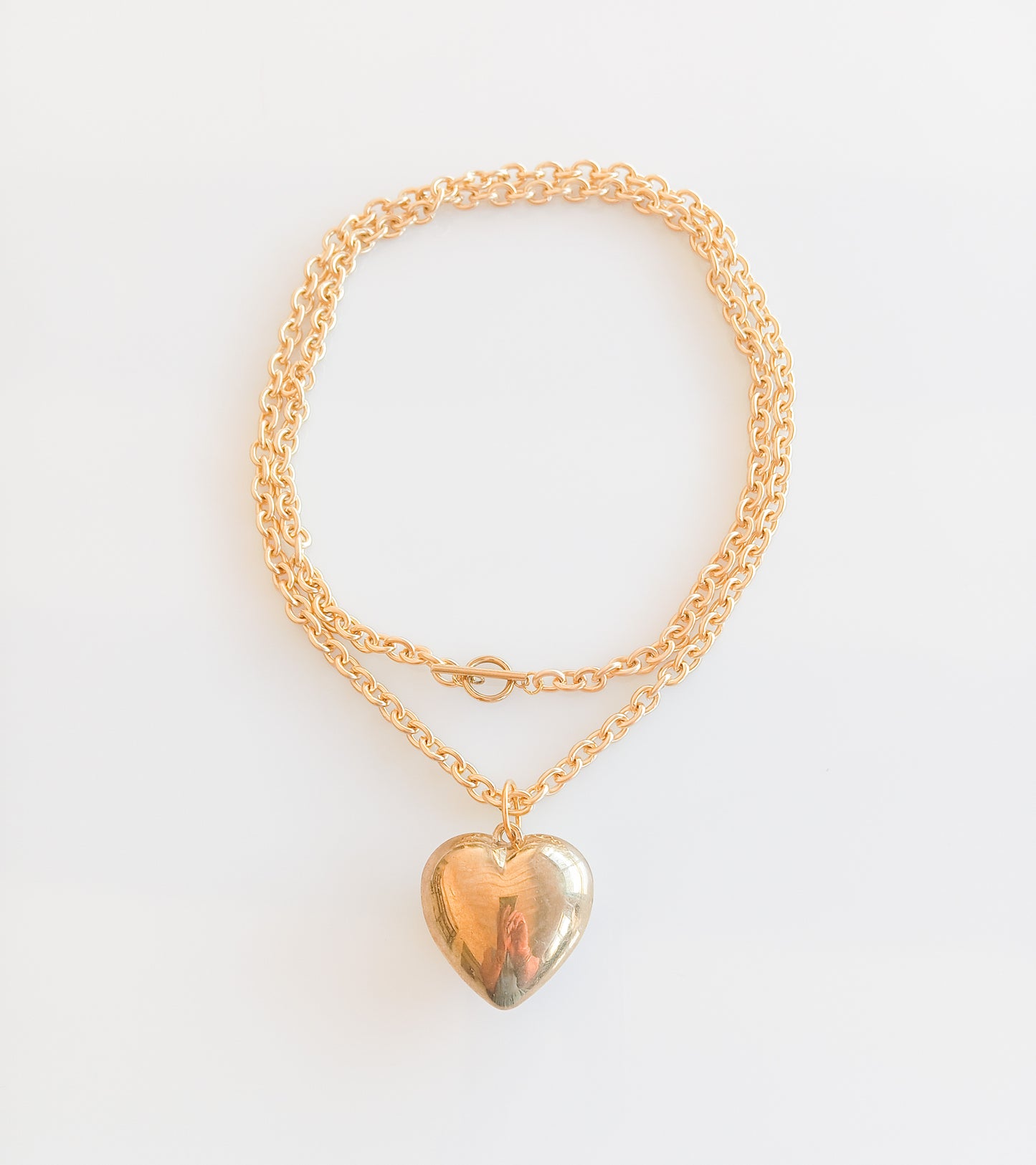 לב זהוב גדול על שרשרת ארוכה מוזהבת עם סוגר טוגל