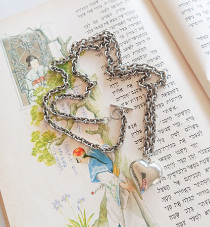 לב כסוף גדול על שרשרת ארוכה מוכספת עם סוגר טוגל