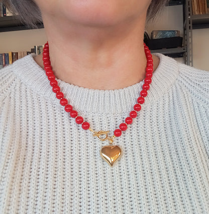שרשרת חרוזים אדומים עם תליון לב זהב