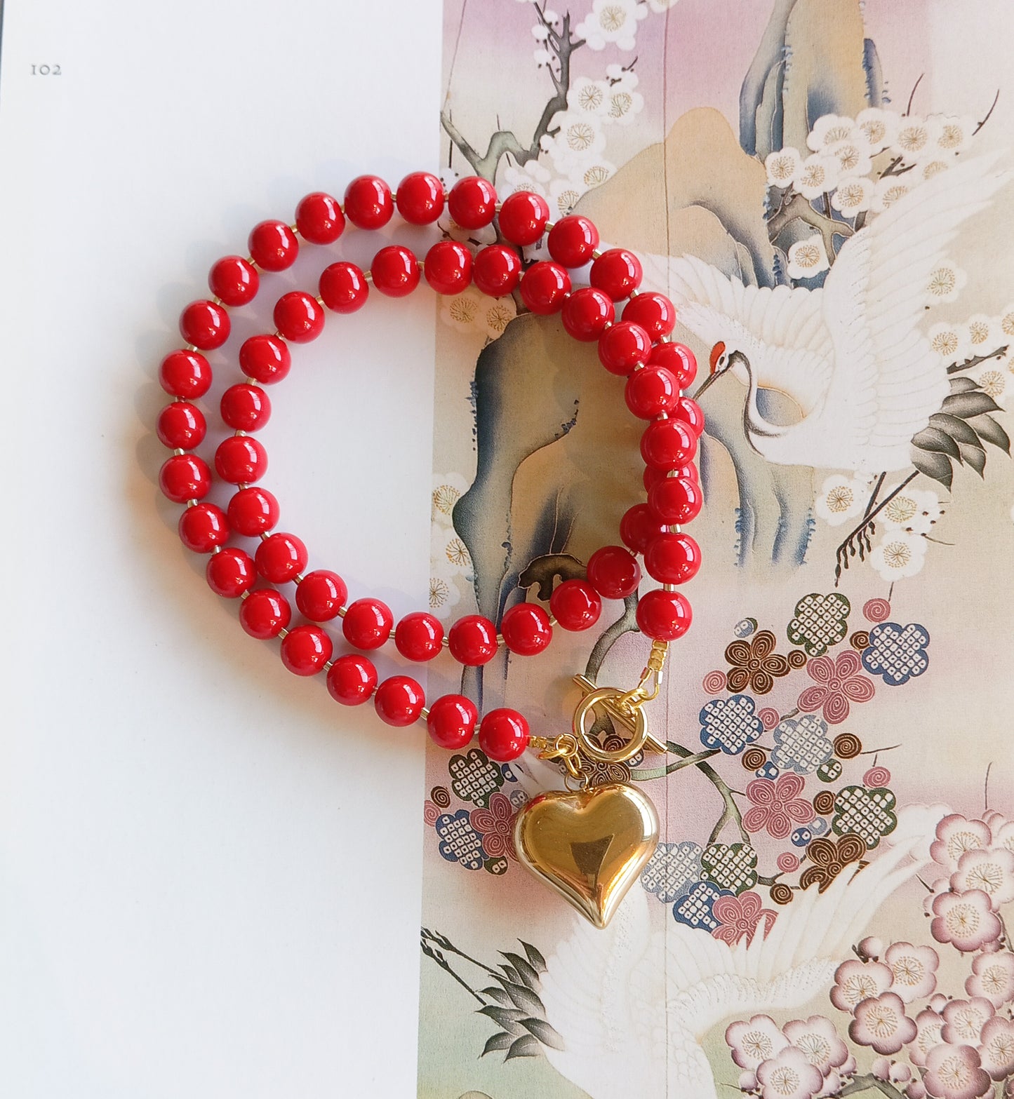 שרשרת חרוזים אדומים עם תליון לב זהב