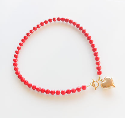 שרשרת חרוזים אדומים עם תליון לב זהב