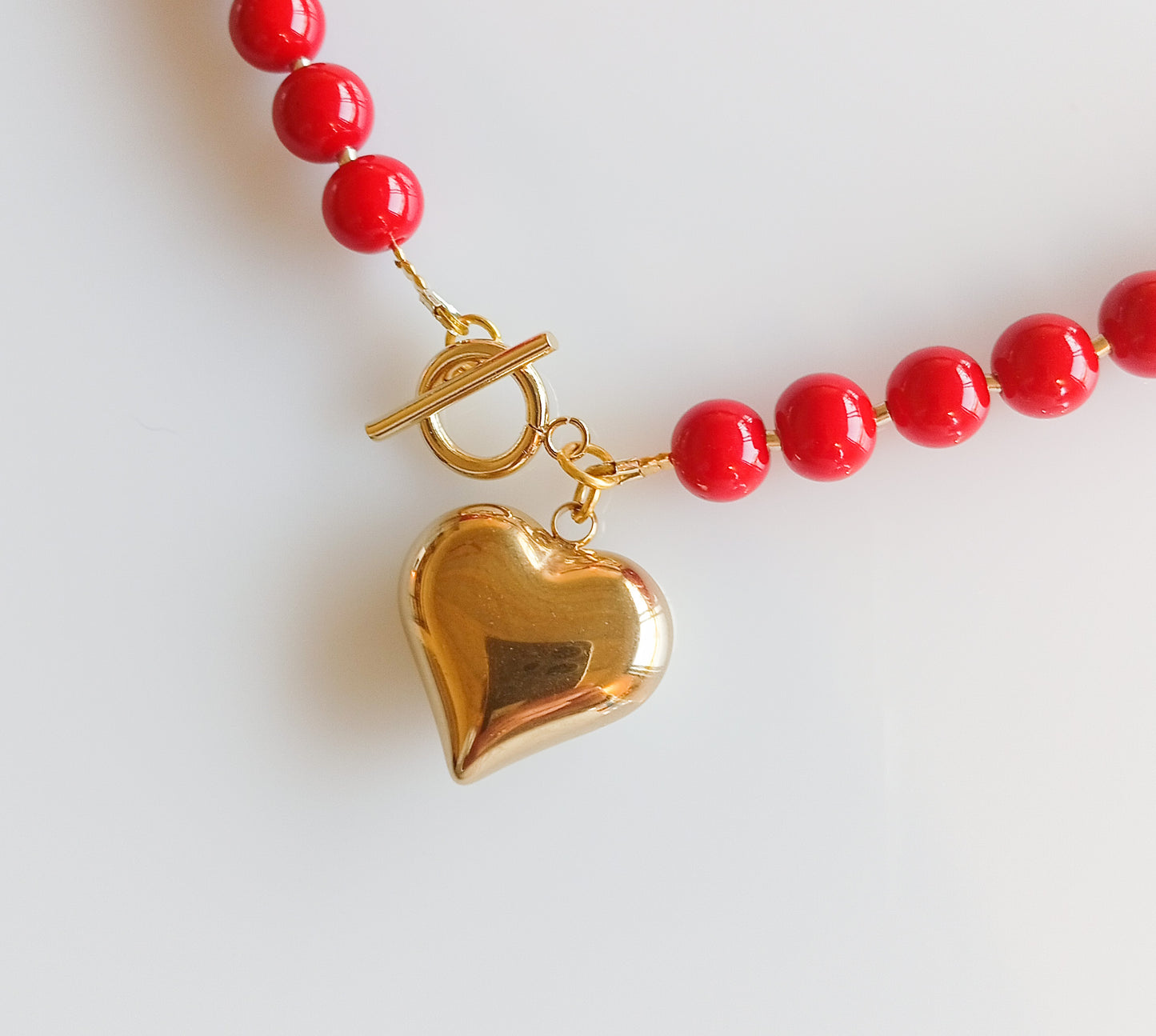 שרשרת חרוזים אדומים עם תליון לב זהב