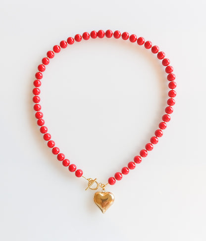 שרשרת חרוזים אדומים עם תליון לב זהב