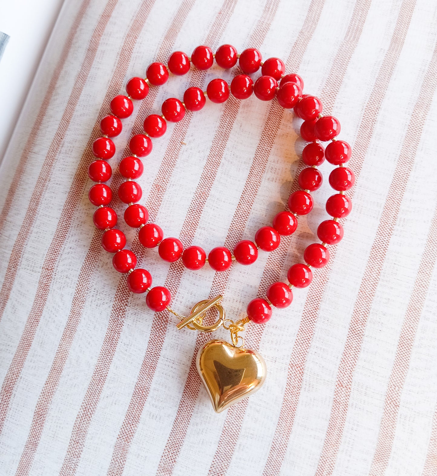 שרשרת חרוזים אדומים עם תליון לב זהב