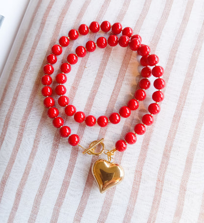 שרשרת חרוזים אדומים עם תליון לב זהב