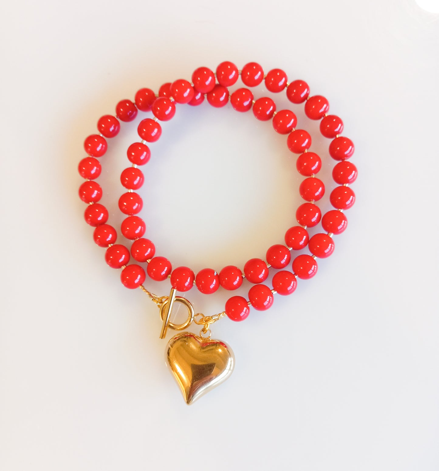 שרשרת חרוזים אדומים עם תליון לב זהב
