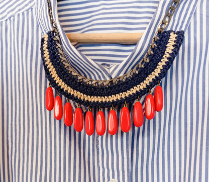 שרשרת סרוגה עם נטיפות באדום