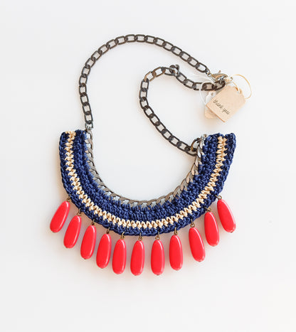 שרשרת סרוגה עם נטיפות באדום