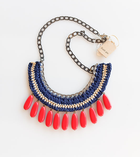 שרשרת סרוגה עם נטיפות באדום