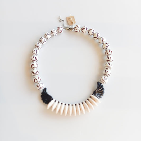 שרשרת בשחור לבן