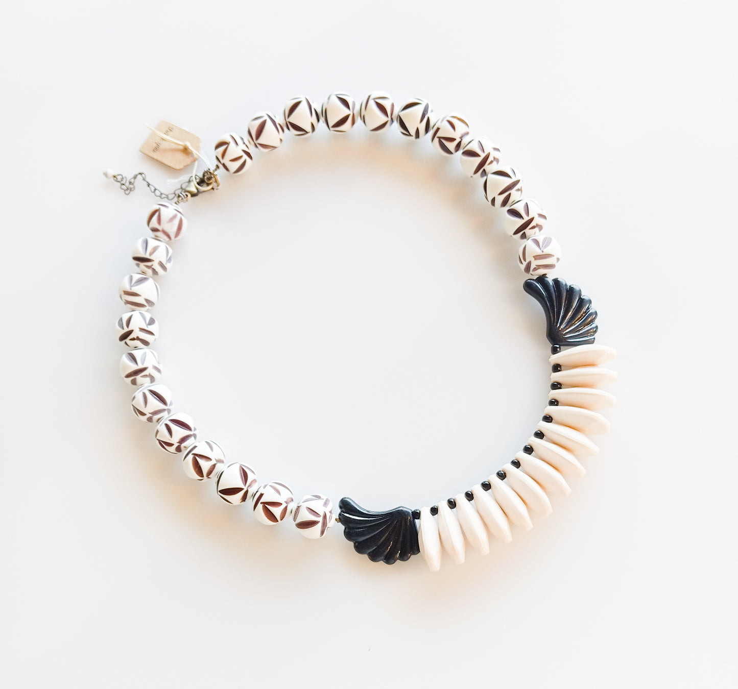 שרשרת בשחור לבן