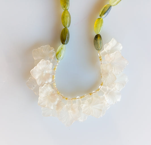 שרשרת פרחים רומנטית בורוד ירוק