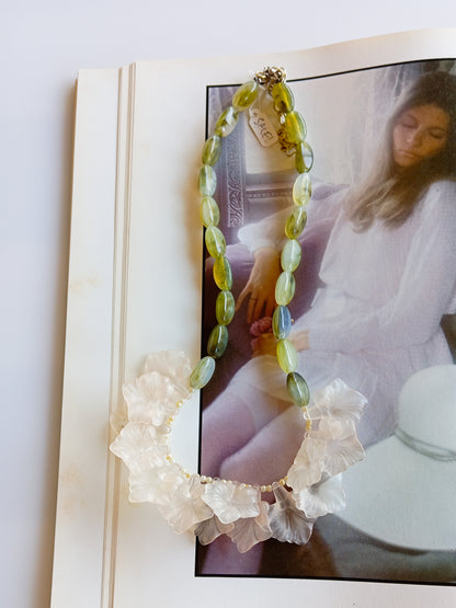 שרשרת פרחים רומנטית בורוד ירוק