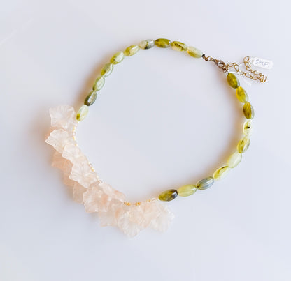 שרשרת פרחים רומנטית בורוד ירוק