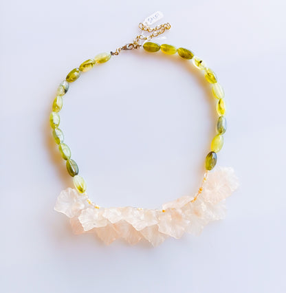 שרשרת פרחים רומנטית בורוד ירוק